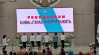 Ketua TP PKK Provinsi Sulawesi Utara, Rita M Tamuntuan, mengukuhkan Bunda Literasi Kota Kotamobagu. (F: Diskominfo KK)